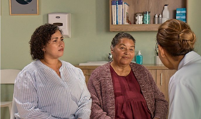 Representación actoral de una cuidadora y su ser querido en el consultorio médico discutiendo su proceso de tratamiento con agitación que puede ocurrir con la demencia debido a la enfermedad de Alzheimer.