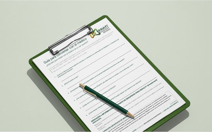 Guía de conversación con el médico en un portapapeles con bolígrafo
