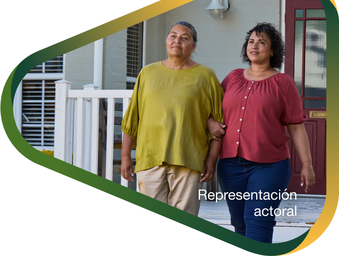 Representación actoral de una hija adulta caminando afuera junto a su madre anciana con la agitación que puede ocurrir con la demencia debido a la enfermedad de Alzheimer.