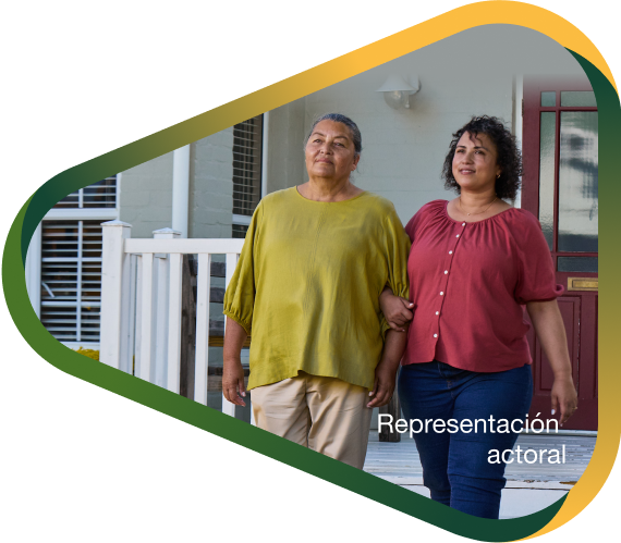 Representación actoral de una hija adulta caminando afuera junto a su madre anciana con la agitación que puede ocurrir con la demencia debido a la enfermedad de Alzheimer.