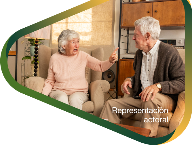 Representación actoral de un hombre anciano tomados de la mano y sonriendo con su esposa con la agitación que puede ocurrir con la demencia debido a la enfermedad de Alzheimer.