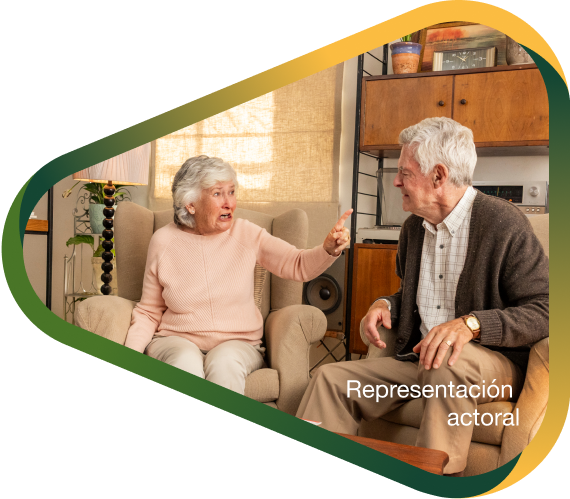 Representación actoral de un hombre anciano tomados de la mano y sonriendo con su esposa con la agitación que puede ocurrir con la demencia debido a la enfermedad de Alzheimer.