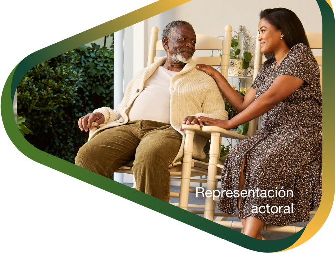 Representación actoral de una hija adulta sentada tranquilamente en el porche con su padre anciano con la agitación que puede ocurrir con la demencia debido a la enfermedad de Alzheimer.