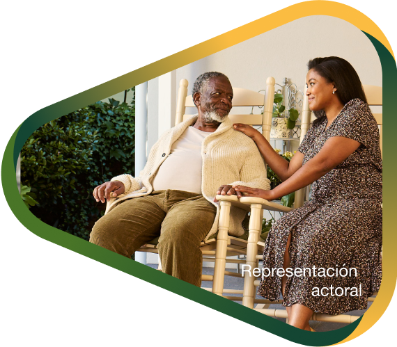 Representación actoral de una hija adulta sentada tranquilamente en el porche con su padre anciano con la agitación que puede ocurrir con la demencia debido a la enfermedad de Alzheimer.