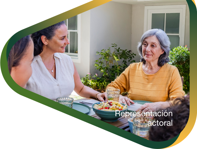 Representación actoral de una familia disfrutando de una cena al aire libre con su abuela quien vive con la agitación que puede ocurrir con la demencia debido a la enfermedad de Alzheimer.