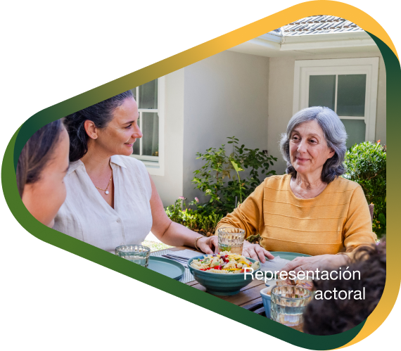 Representación actoral de una familia disfrutando de una cena al aire libre con su abuela quien vive con la agitación que puede ocurrir con la demencia debido a la enfermedad de Alzheimer.