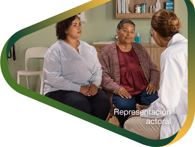 Representación actoral de una cuidadora y su ser querido en el consultorio médico discutiendo su proceso de tratamiento con agitación que puede ocurrir con la demencia debido a la enfermedad de Alzheimer.