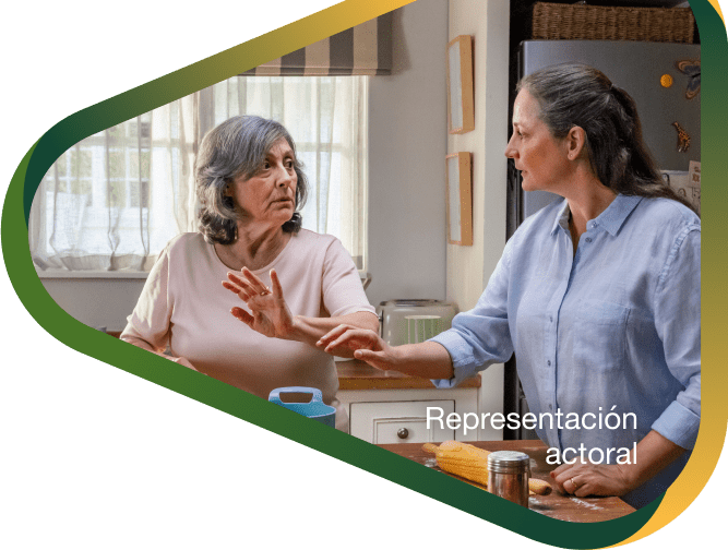 Representación actoral de una hija adulta consolando a su madre anciana en la cocina, quien vive con la agitación que puede ocurrir con la demencia debido a la enfermedad de Alzheimer.