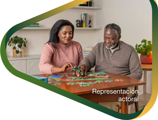 Representación actoral de una hija adulta haciendo un rompecabezas con su padre anciano con agitación que puede ocurrir con la demencia debido a la enfermedad de Alzheimer.