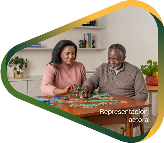 Representación actoral de una hija adulta haciendo un rompecabezas con su padre anciano con agitación que puede ocurrir con la demencia debido a la enfermedad de Alzheimer.