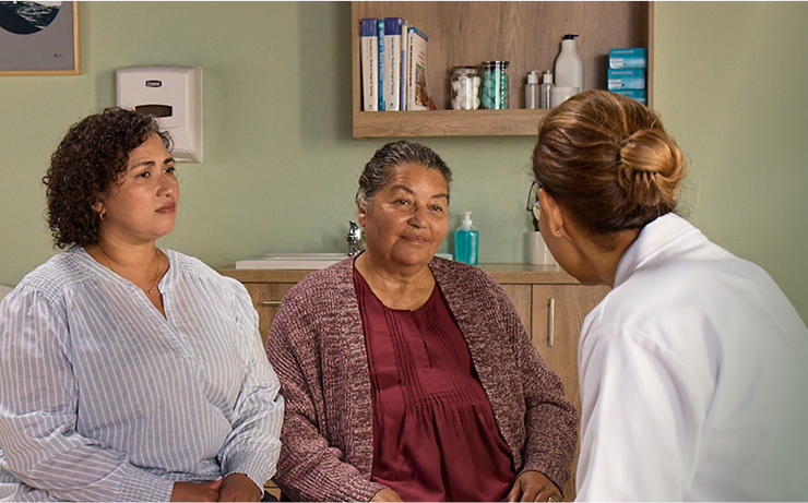 Representación actoral de una cuidadora y su ser querido en el consultorio médico discutiendo su proceso de tratamiento con agitación que puede ocurrir con la demencia debido a la enfermedad de Alzheimer.