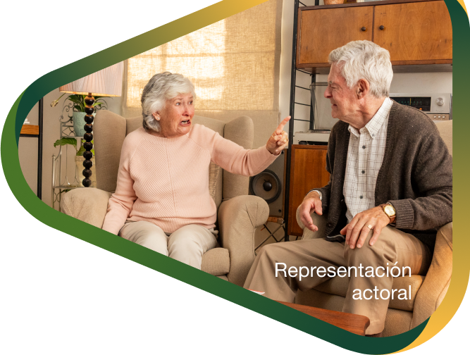 Representación actoral de un hombre anciano tomados de la mano y sonriendo con su esposa con la agitación que puede ocurrir con la demencia debido a la enfermedad de Alzheimer.
