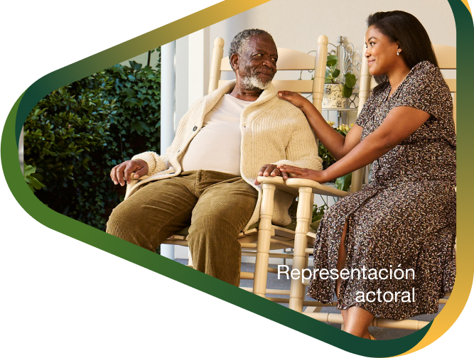 Representación actoral de una hija adulta sentada tranquilamente en el porche con su padre anciano con la agitación que puede ocurrir con la demencia debido a la enfermedad de Alzheimer.