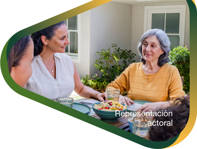 Representación actoral de una familia disfrutando de una cena al aire libre con su abuela quien vive con la agitación que puede ocurrir con la demencia debido a la enfermedad de Alzheimer.