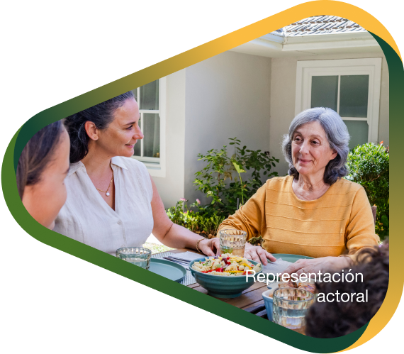 Representación actoral de una familia disfrutando de una cena al aire libre con su abuela quien vive con la agitación que puede ocurrir con la demencia debido a la enfermedad de Alzheimer.